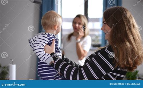 Bambina che guarda curiosa un biberon