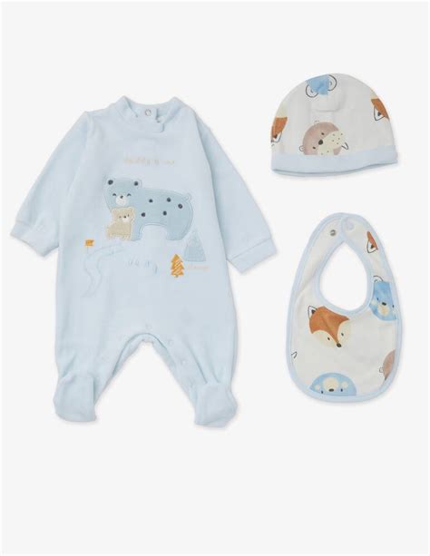 Fotografia di un set regalo composto dalla tutina, una copertina in cotone e un accessorio decorativo THUN