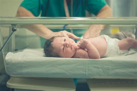 Neonatologo che esamina un neonato