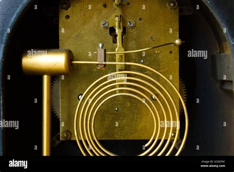 Meccanismo interno di un carillon antico