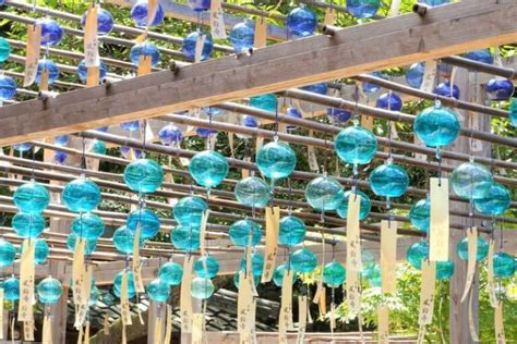 Tipico Furin in vetro esposto sotto una grondaia