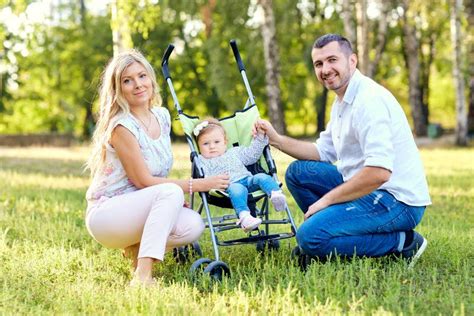 Famiglia felice che gioca con un bambino
