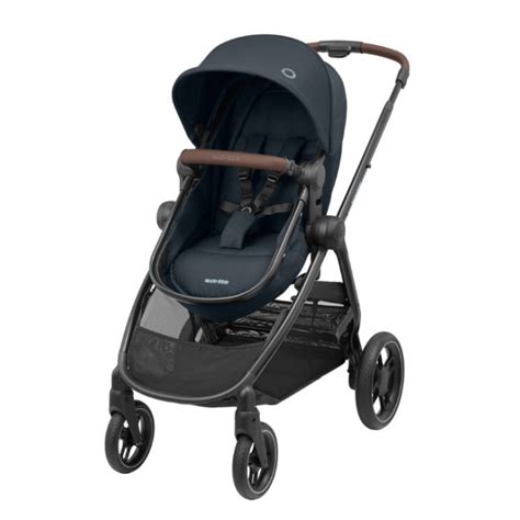 Maxi-Cosi Zelia3 Essential Graphite in modalità navicella in un ambiente urbano