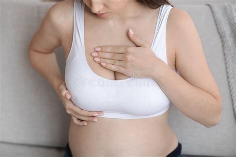 Donna che massaggia il seno per alleviare il dolore