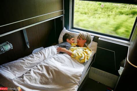Famiglia in scompartimento treno notte