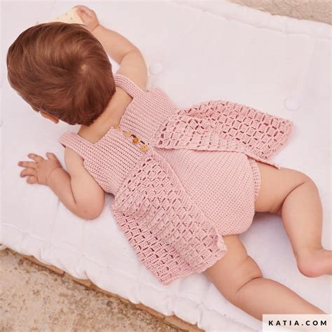 Modello di tutina a maglia per neonato con volant