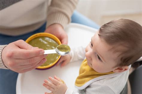 Bambino che mangia la pappa