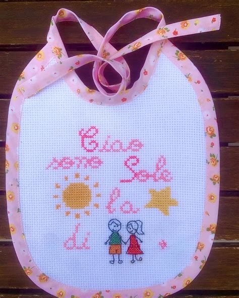 Bavaglino personalizzato a punto croce con personaggi