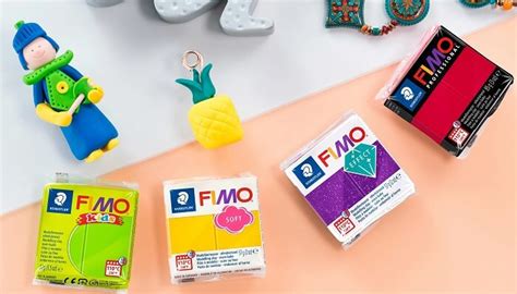bambino che modella una figura con pasta FIMO colorata in un ambiente protetto