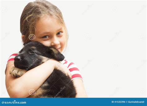 Bambina che abbraccia un cucciolo