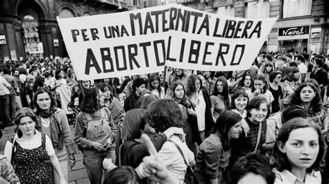Donne che manifestano per il diritto all'aborto negli anni '70