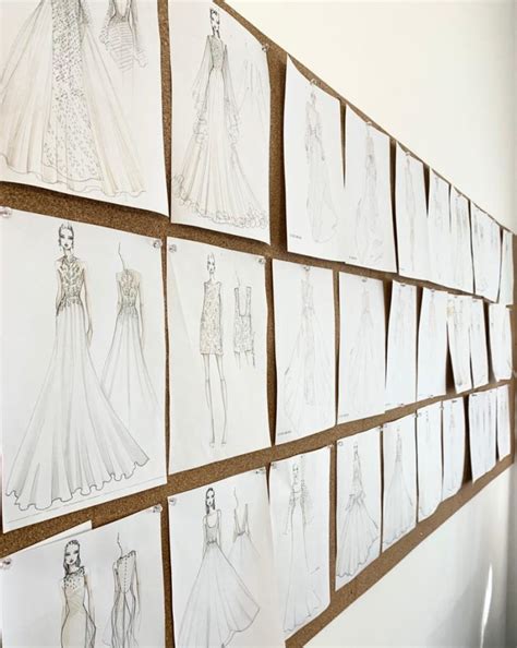 Una donna in un atelier che osserva un abito da sposa appeso, circondata da bozzetti di trasformazione