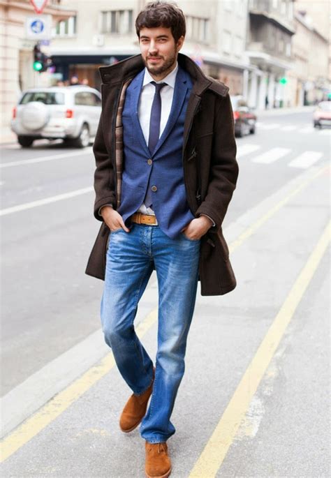Uomo che indossa una giacca autunnale in un contesto urbano