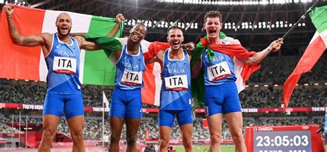 Atleti azzurri che celebrano una vittoria durante le competizioni di atletica leggera