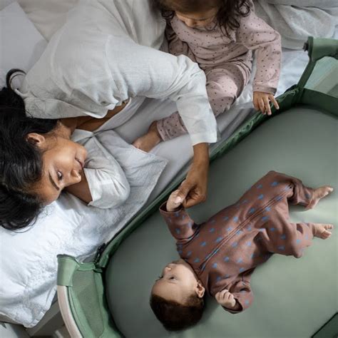 Neonata in transizione dalla culla al lettino