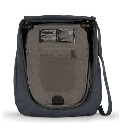 Passeggino in viaggio con la sua borsa protettiva