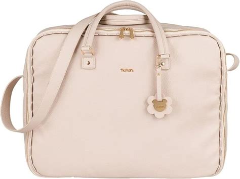 Borsa da parto preparata con indumenti per neonato e mamma