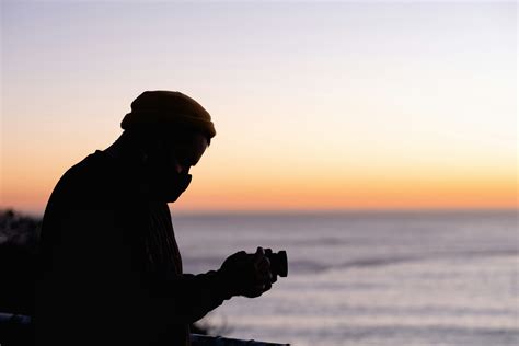Una sessione fotografica all'aperto durante il tramonto