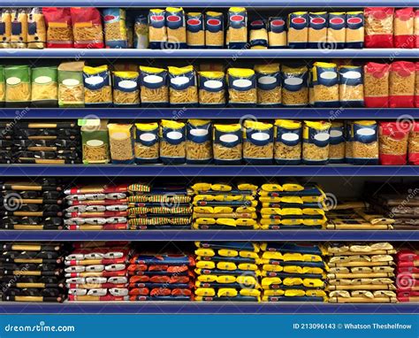 Scaffale di pannolini in un supermercato