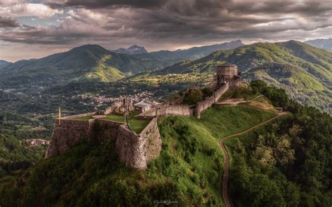 Fortezza delle Verrucole con paesaggio circostante