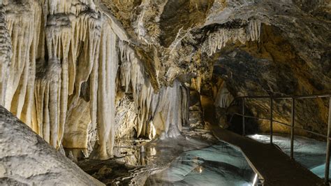Interno della Grotta del Vento con formazioni carsiche