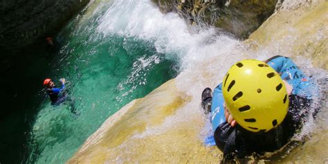 Famiglia che pratica canyoning in un torrente