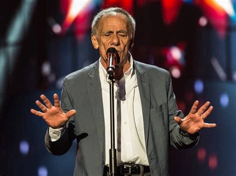 Roberto Vecchioni che canta