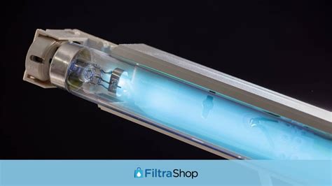 tecnico che utilizza una lampada UV per cercare macchie fluorescenti su un tubo