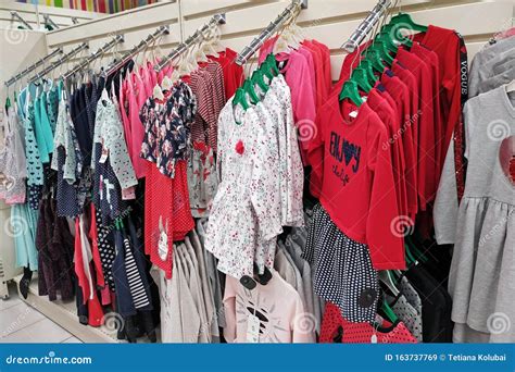 Logo Colors Outlet con una selezione di abiti per bambini