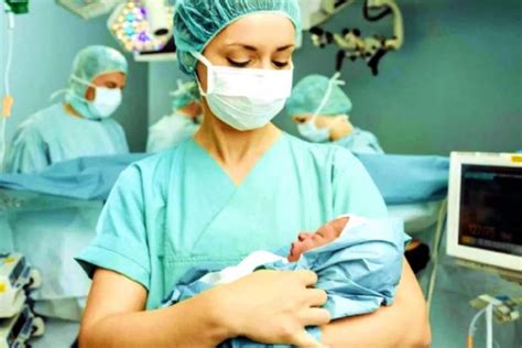 Ostetrica con neonato