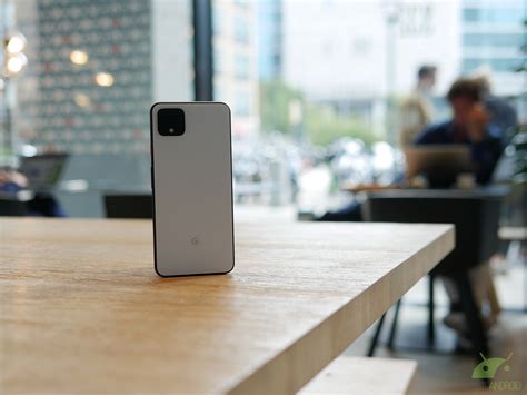 Smartphone che riproduce musica in una stanza confortevole