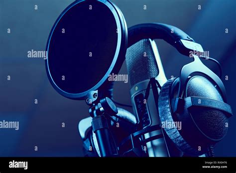 microfono professionale in uno studio di registrazione con luci soffuse