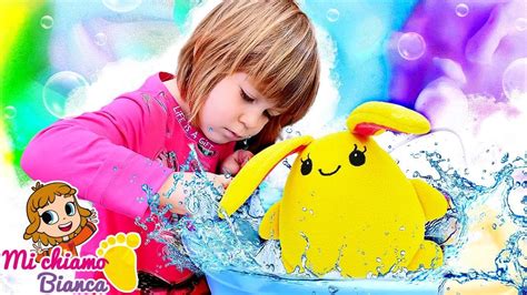 Bambino che gioca con creature marine giocattolo nel bagnetto