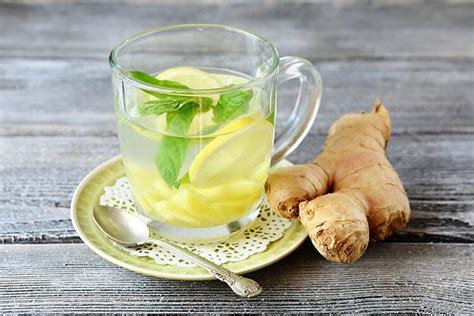 Immagine di una tazza di tisana allo zenzero con fettine di limone
