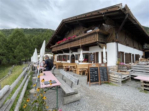 Funivia panoramica che sale verso una malga