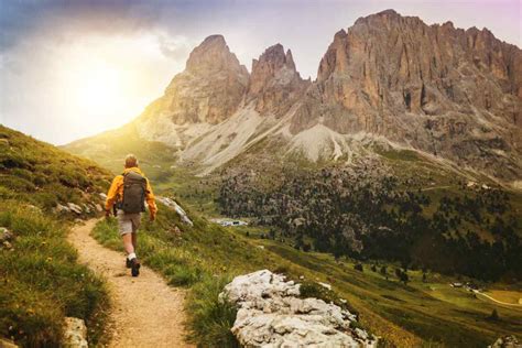 Famiglia su un sentiero di montagna con vista