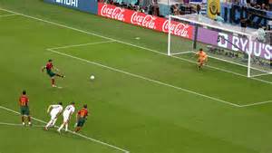 Rigore in un campo di calcio durante una partita