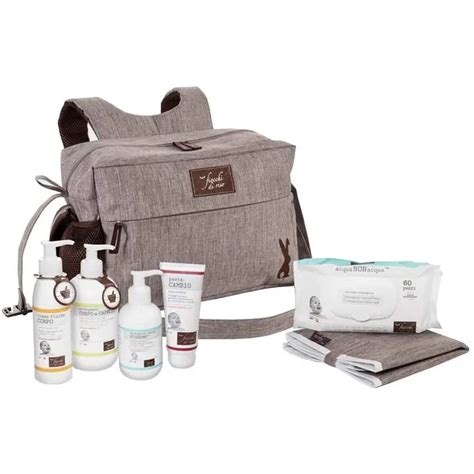 set completo igiene neonato su un fasciatoio organizzato