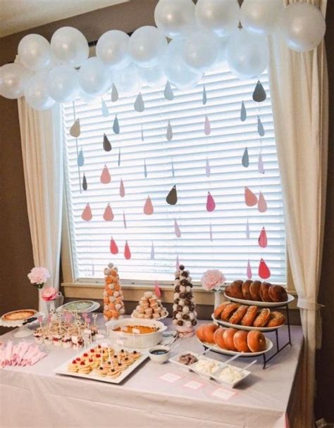 Decorazioni allegre e colorate per un baby shower