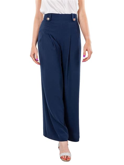 Donna in gravidanza che indossa pantaloni palazzo eleganti in un contesto urbano