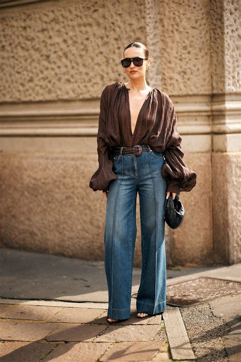 Dettaglio di abbinamento tra pantaloni palazzo e blazer oversize in gravidanza