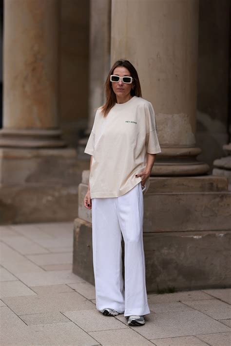 Modella premaman che mostra un look casual con pantaloni palazzo