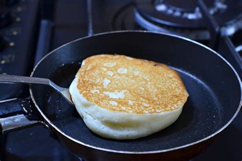 Pancake che cuoce in padella con bollicine