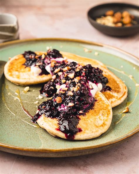 Pancakes guarniti con frutti di bosco e sciroppo d'acero