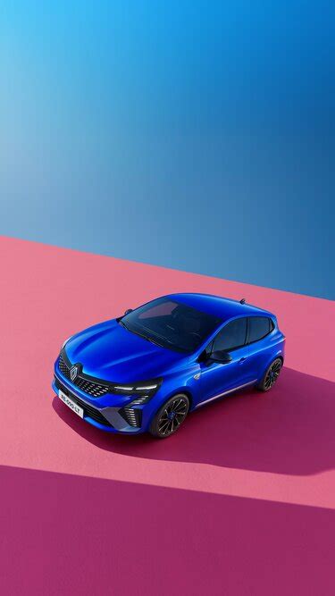 Renault Clio esterna in ambiente urbano
