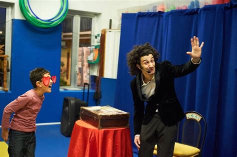 Mago che intrattiene bambini con trucchi di magia