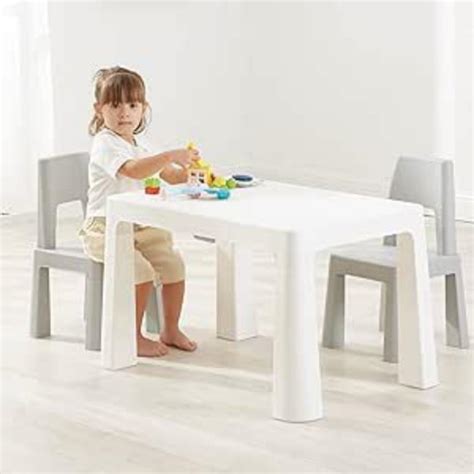 Tavolo con vari prodotti Neo Baby per l'infanzia
