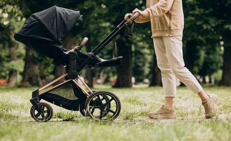 Bambino nel passeggino Inglesina Quad in posizione fronte strada e fronte mamma