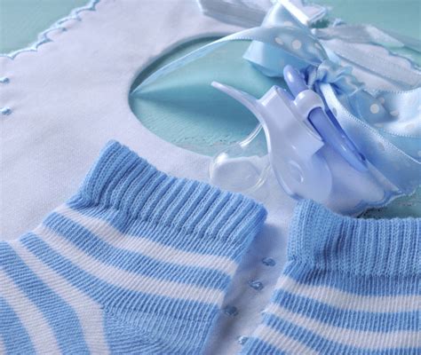 Preparazione corredino neonato - scatole e vestiti