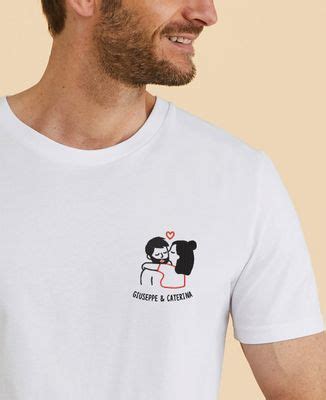 Coppia sorridente che mostra una maglietta da gravidanza personalizzata